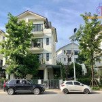 đi xe vinfast, mua sắm vinmart, ở biệt thự căn góc vinhomes thăng long