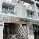 Cho thuê nhà mặt tiền đường 1 hầm 3 lầu đầu đường kdc phúc đạt. lh 0867161696