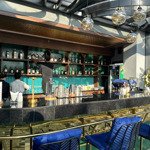 Cho thuê tầng thượng rooftop đã đầu tư full skybar tại mặt tiền đường lê thánh tôn, q1, hcm