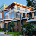 Cho thuê biệt thự 3 tầng, có hồ bơi, 301m2 ngang 17,5m, đối diện cv, 4pn, giá chỉ 25tr/tháng.