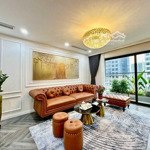 Chính chủ bán căn thống nhất 82 nguyễn tuân ban công đông nam 3 phòng ngủfull nội thất luxury cao cấp