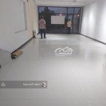 Cho thuê mặt bằng tầng 1 mặt phố ngọc lâm, 150m2 giá 22 tr/th phù hợp kinh doanh , làm văn phòng