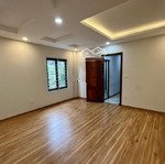 Cho thuê nhà khu phân lô phố thái hà. 50m2 x 4t, mỗi tầng chia 2 phòng. ô tô tránh nhau. 15tr/th