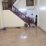 Cho thuê nhà ngõ xuân thủy dt 45m2 x 3t ô tô đỗ cửa