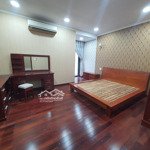 Cho thuê nhà phố full nội thất. có thang máy. giá 23tr/th. liên hệ 0909.921.945