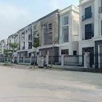 Cho thuê nhà tân mai. diện tích 100m2, thông sàn. full điều hoà, quạt trần, thang máy. kinh doanh.