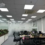 Công ty mình có sàn văn phòng cho thuê 180m2 tại tòa sao mai building lê văn lương, chia sẵn phòng