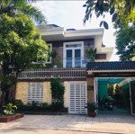 Cho thuê biệt thự 180m2 cao cấp, mặt tiền 10m, vị trí đẹp thuận tiện di chuyển