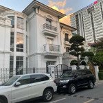 Chủ nhà cần bán biệt thự đơn lập lô góc embassy 260m2 mặt ngoài giá rẻ 125 tỷ lh 0983918483