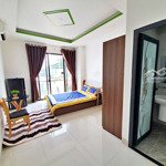 Khánh hội quận 4 studio nằm giữa trung tâm có balcon cửa sổ lớn gần đại học luật, cầu calmette