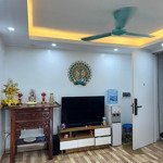 Gia đình cần bán căn chung cư đền lừ. dt 60m2 chia 3 ngủ. giá 2, xx tỷ