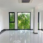 Văn phòng view cây xanh thoáng mát 2 mặt tiền cho thuê giá rẻ, free dịch vụ quản lý chuyên nghiệp.