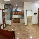 Cho thuê căn hộ khép kín, 40m2, đủ nội thất cơ bản, nhà sát mặt đường, 5m bước ra phố trung tâm