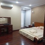 Cho thuê nhà dương hồng garden, có hầm và thang máy, nội thất cơ bản đầy đủ, giá bán 22 triệu/ tháng