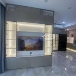 Cho thuê căn hộ midtown 3 phòng ngủ full nt cao cấp, view sông, ô xe hầm liên hệ: 0909 715 029 em thảo