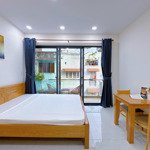 Căn hộ 1 phòng ngủ balcony, full nội thất, thang máy, gần chợ bà chiểu