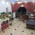 Bán shophouse hoàn thiện theo phong cách cổ điển vị trí trực diện hồ bơi