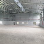 Bán đất có sẵn kho xưởng cũ, nằm liền kề kcn mỹ phước ii, 1000m2, có thể về xây trọ được liền