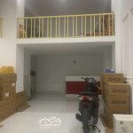 Cho thuê kiot mp trần quý kiên tầng 1 45m2 mt 4m. có vệ sinh kk. giá 12tr