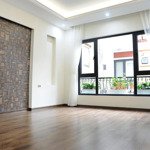 Chính chủ bán nhà mp nguyễn văn huyên, cầu giấy, dt 140m2, mt 8m, 3 tầng, 72 tỷ