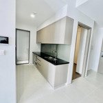 Chuyển nhượng căn 59m2 view hồ bơi giá bán 2 tỷ 150, view thành phố 2 tỷ 090 full thuế phí rồi ạ