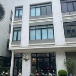 Cho thuê nhà shophouse vinhomes gardenia. diện tích 95m2, 5 tầng, thang máy. giá 55 triệu/tháng