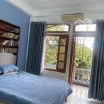 Bán homestay phố lý nam đế, hoàn kiếm, ô tô đỗ cửa, 2 thoáng, dòng tiền, 45m2, 5 tầng, giá: 13.9 tỷ