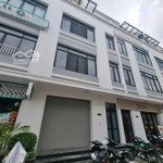 Cho thuê shophouse vin home hàm nghi. dt 95m, mt 6m 5 tầng, thông sàn, thang máy. giá 55tr,