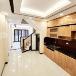 Cho thuê nhà nguyên căn tại hoàng cầu,diện tích50m2x 4 tầng hai ô tô tránh nhau. giá cho thuê 21 triệu/tháng