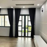 Cho thuê nhà kdc him lam 6a -ts, nhà mới đẹp, có thang máy, đường lớn giá 28tr lh e dung 0931017279