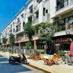 Bán shophouse đối diện chung cư giá rẻ.cho thuê 180 triệu. sổ lâu dài.kinh doanh sầm uất. liên hệ: 0989588190