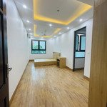 Cho thuê ccmn rộng 50m2, đủ đồ nội thất mới tinh, ban công siêu thoáng