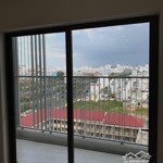 Em sang nhượng căn có ban công, dt: 54m2,2pn/2wc - 2.350 tỷ ( hướng đông, view quận 1)