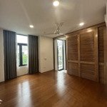 Cho thuê tầng khu biệt thự 2 phòng ngủ 2 vệ sinhđể ở 126m2 vinhomes grand park - giá bán 10 triệu/ tháng - full gỗ