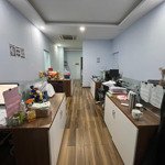 Cho thuê văn phòng the sun avenue rộng 80m2 giá thuê 24 triệu sàn gỗ nhà đẹp nội thất cơ bản