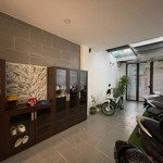 Mình còn 1 phòng duy nhất, studio cửa sổ lớn view đẹp, tách bếp, wc