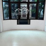 Cho thuê nhà riêng, 3 tầng, 40m2 tại đường hồ tùng mậu. ô tô con đỗ cửa. cách mặt đường 30m