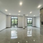 Chỉ 25 triệu/tháng cho căn nhà phố 96m2, 5 tầng, có thang máy, máy lạnh tại vinhomes quận 9