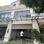 Cho thuê căn shophouse đường trục chính,71m, hoàn thiện 5 tầng 15 triệu/tháng,vinhomes gia lâm