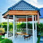 Cần bán căn nhà vườn nghỉ dưỡng đẹp 256m2 với nhà full nội thất và hồ bơi trong khu dân cư hiện hữu