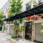 Bán căn shophouse la casta 5 tầng, đang cho thuê, dt 98m2. lh xem nhà 0988020551