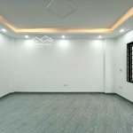 Cho thuê nhà bạch đằng 28m2, 4 tầng, mặt ngõ, căn góc full nội thất giá bán 10 triệu/tháng