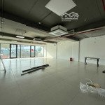 Còn trống 1 tầng duy nhất, 100 m2 18 tr/tháng, ngay trung tâm. lh: 0935 999 438 office danang