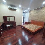 Cho thuê nhà phố dương hồng gần phạm hùng. dt:5x20m. hầm, trệt, 3 lầu, 4pn, 5wc, nt đầy đủ, 20tr/th