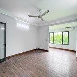 Văn phòng mt đường chu văn an giá rẻ 80m2 có sẵn 2 phòng trang bị 3 máy lạnh.