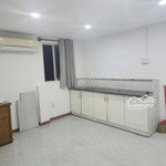 Cho thuê căn hộ 2pn 40m2 đường hai bà trưng, quận 3 - có ban công