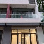 Cho thuê nguyên căn shophouse việt hưng, 70m x 5 tầng, vỉa hè - thang máy - mặt tiền rộng