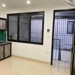 Cho thuê căn hộ 2 pn, s 60m2 tại tầng 1 của nhà riêng chỉ có 2 tầng, nhà mới xây tại phố định công