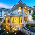 Chính chủ bán cần bán gấp căn villa biển full nội thất sát biển khai thác cho thuê sổ hồng lâu dài.