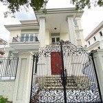 Bán gấp biệt thự samora villa sala, diện tích: 331m2, hầm và 3 tầng, giá: 300tỷ, liên hệ: 0975443377